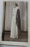 Fotografie tip Carte postala, Femeie in tinuta de seara, perioada interbelica