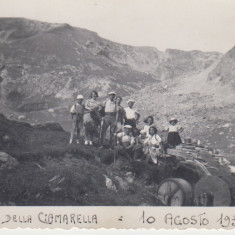 M5 E26 - FOTO - Fotografie foarte veche - grup de turisti la munte - anul 1935