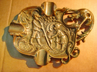 3348-Scrumiera veche in bronz cu copii cu trambita si dragon. foto