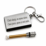 Cumpara ieftin Breloc metalic gravat Cand castigi, nu spune nimic. Cand pierzi, spune si mai putin. , accesoriu multifunctional cu fitil, argintiu, pentru chei, gean