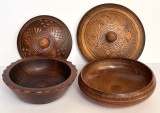 Set 2 boluri asiatice cu capac, cu ornamente cioplite manual, din lemn lacuit, rozete cu motive geometrice stilizate