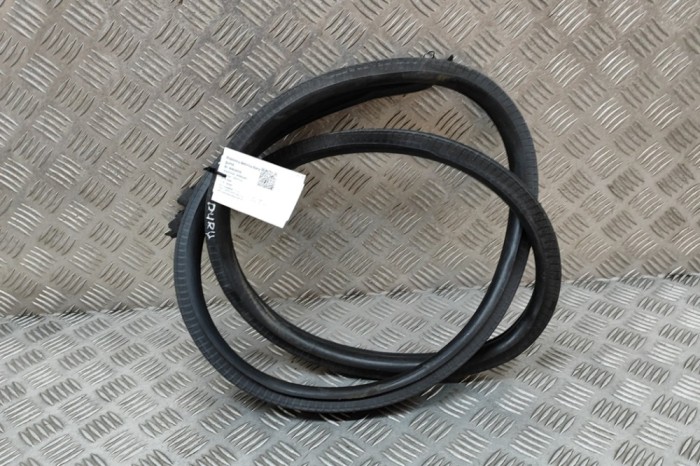 Garnitura ușă dreapta față PORSCHE 911 Cabrio 996 2005 OEM: 99653707604,996.537.076.04 | 28034256