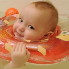 Colac de gat pentru bebelusi Babyswimmer roz 6-36 luni