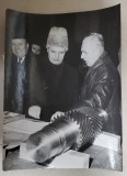 NICOLAE CEAUSESCU IN FATA UNUI STAND CU PIESE STRUNJITE , FOTOGRAFIE DE PRESA , ANII &#039;70