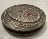 Pudrieră sovietică, anii 50 - 60, diametrul de 6 cm, cu oglinda interioară intactă, nu cunosc materialul, nu are marcaj / patină frumoasă, balama bună