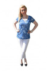 Tricou albastru, cu design tineresc, prevazut cu top alb simplu foto