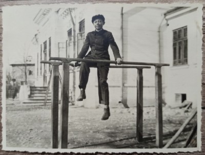 Copil la un aparat de sport, in curtea scolii// fotografie Romania interbelica foto