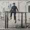 Copil la un aparat de sport, in curtea scolii// fotografie Romania interbelica
