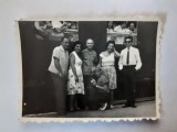 Fotografie dimensiune 6/9 cm cu grup l&acirc;ngă tren la Varna (Bulgaria) &icirc;n 1965