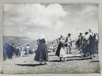 GRUP DE FEMEI CANTAND LA BUCIUM PE MUNTELE GAINA , FOTOGRAFIE INTERBELICA foto