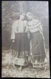 Fotografie tip Carte Postala, Doua tinere in port popular romanesc, perioada interbelica
