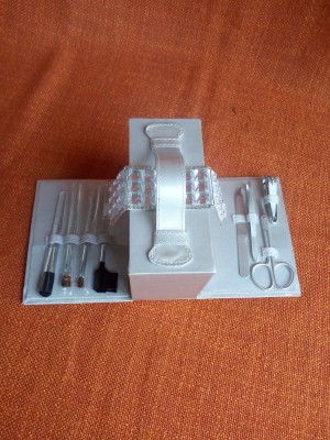 Cutie pentru bijuterii cu trusa pentru machiaj, oglinda si trusa de unghii foto