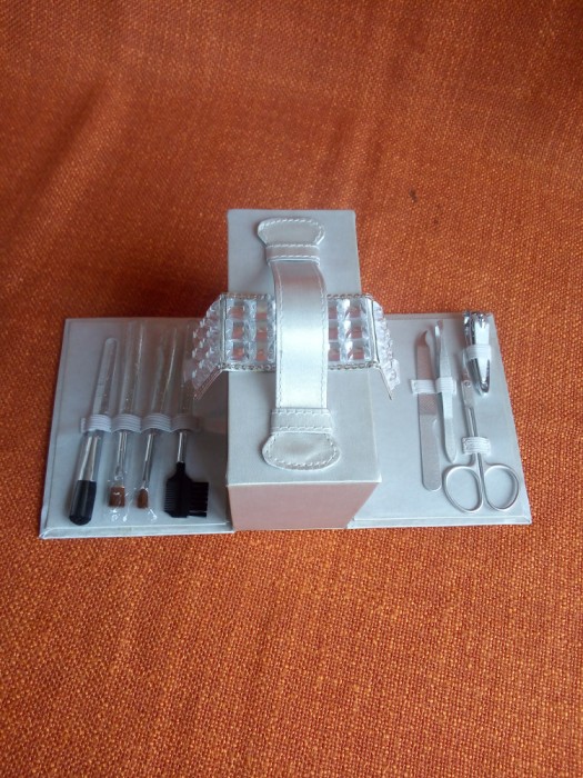 Cutie pentru bijuterii cu trusa pentru machiaj, oglinda si trusa de unghii