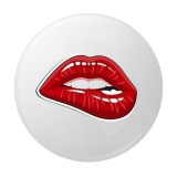 Cumpara ieftin Insigna rotunda Buze Rosii, 58 mm, fundal alb, design glossy, ac metalic