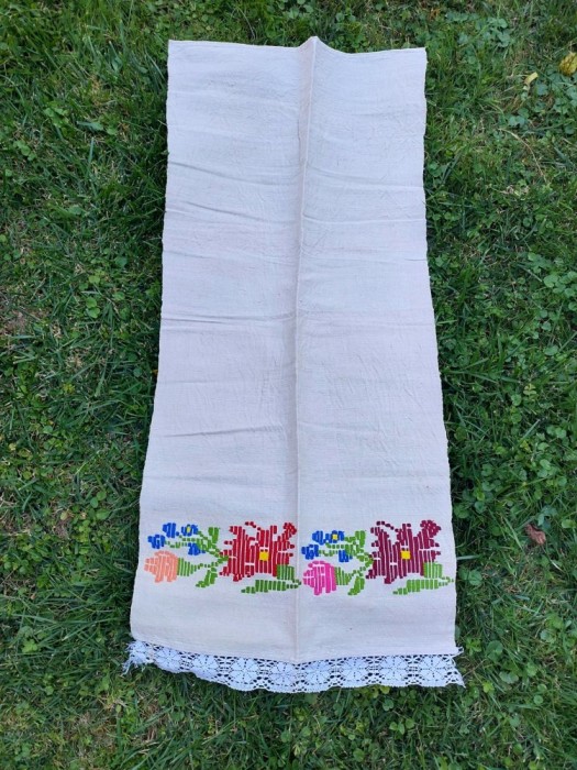 Prosop stergar vechi taranesc de canepa, brodat de mana model cu flori, 50cm latime x 109cm lungime