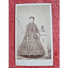 Fotografie tip CDV, femeie cu palarie si umbrela, inceput de secol XX