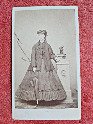 Fotografie tip CDV, femeie cu palarie si umbrela, inceput de secol XX foto