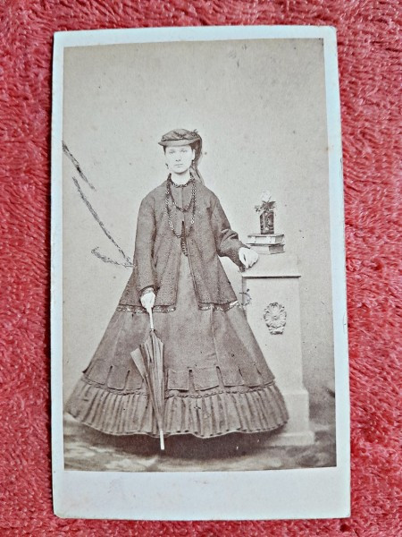 Fotografie tip CDV, femeie cu palarie si umbrela, inceput de secol XX