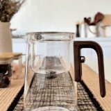 Pahar 2 &icirc;n 1 &mdash; Pahar și Ceainic 600 ml din Sticlă cu M&acirc;ner de Lemn