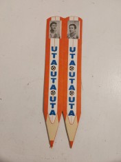 2 semne de carte UTA ARAD (legate intre ele) cu imaginea a 2 jucatori de fotbal, vintage, print pe carton
