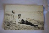 fotografie turist cu binoclu pe plaja Constanta 1921