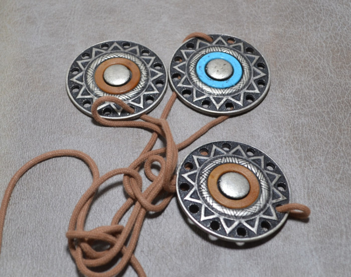 3 Ornamente din metal cu gaurele pentru lucruri frumoase - diametru 5,5 cm