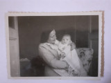 Fotografie dimensiune 6/9 cm cu mamă cu copil &icirc;n brațe