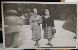 Fotografie tip carte postala, necirculata, doua prietene in parc, perioada interbelica