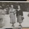 Fotografie tip carte postala, necirculata, doua prietene in parc, perioada interbelica
