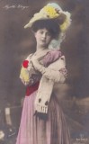 Cumpara ieftin Portret al pianistei americane Myrtle Elvyn purtand o palarie spectaculoasa