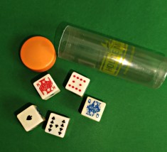 Set vintage House Martin, zaruri de poker sau alte jocuri gen Yam`s, 5 zaruri 1.3 cm, As, Rege, Damă, Valet, decar și nouar