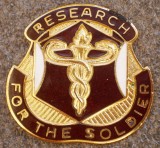 II.111 INSIGNA MILITARA SERVICIUL MEDICAL USAMRDC PIN US U.S. Army, America de Nord