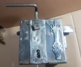 F645-Broasca mare poarta de conac sau casa veche stare buna cu cheie si opritor.
