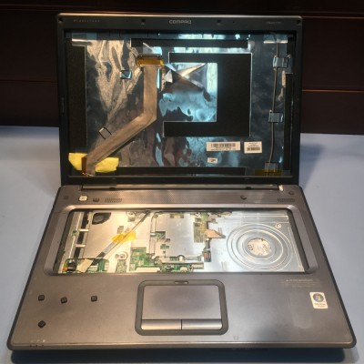 DEZMEMBREZ LAPTOP COMPAQ PRESARIO F700 DEFECT foto