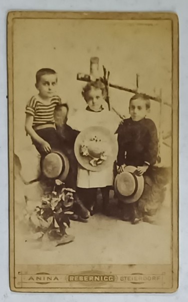 FOTOGRAF REBERNIGG , ANINA , TREI COPII IN STUDIO , FOTOGRAFIE C.D.V. , SFARSIT DE SEC. XIX