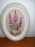 Tablou mic vechi in rama ovala brodat cusut manual broderie manuala flori roz iarba neagra caluna Suedia