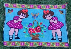 Peretar vechi carpeta taraneasca populara cusatura, Maramures anii 60-70, model cu doua fetite si un cos cu flori, fluture si 2 pasari