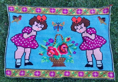 Peretar vechi carpeta taraneasca populara cusatura, Maramures anii 60-70, model cu doua fetite si un cos cu flori, fluture si 2 pasari foto