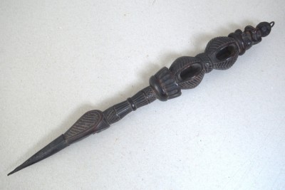 Phurba tibetană din lemn cu montură de fier &amp;ndash; instrument ritual din secolul al XIX-lea foto
