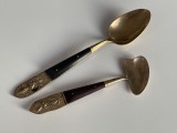 Doua linguri thailandeze din bronz masiv cu lemn exotic, zeitati in basorelief
