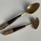 Doua linguri thailandeze din bronz masiv cu lemn exotic, zeitati in basorelief