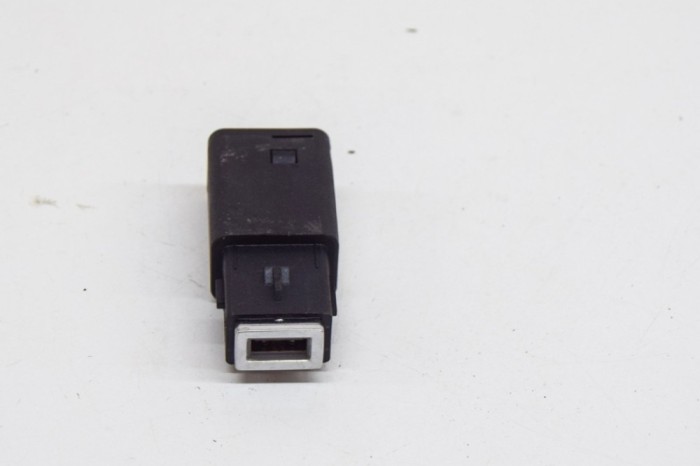 USB PEUGEOT 2008 II 2021 OEM: 9824334377,98217039DX 21439780