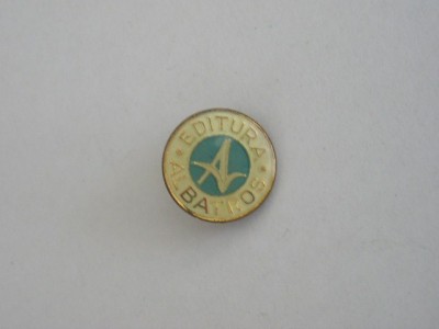 QW9 J 24 - Insigna - tematica literatura - Editura Albatros foto