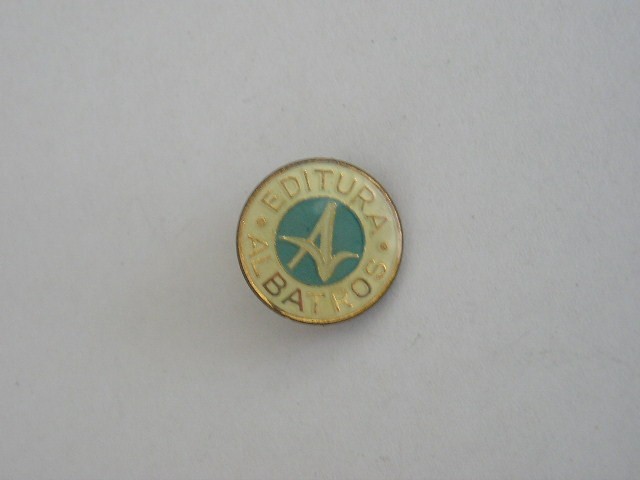 QW9 J 24 - Insigna - tematica literatura - Editura Albatros