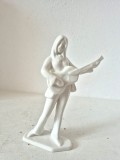 Bibelou vechi rom&acirc;nesc chitaristă folk / hippy &ndash; porțelan alb vintage, 16 cm
