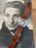ceas mecanic vintage Timex Marlin din anii 1970, cu carcasă pătrată din oțel &icirc;n stil &bdquo;UFO&rdquo; / &bdquo;tile&rdquo;, cadran gri fumuriu (fume)