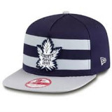 Toronto Maple Leafs șapcă flat Double Stripe Snapback - M/L, New Era