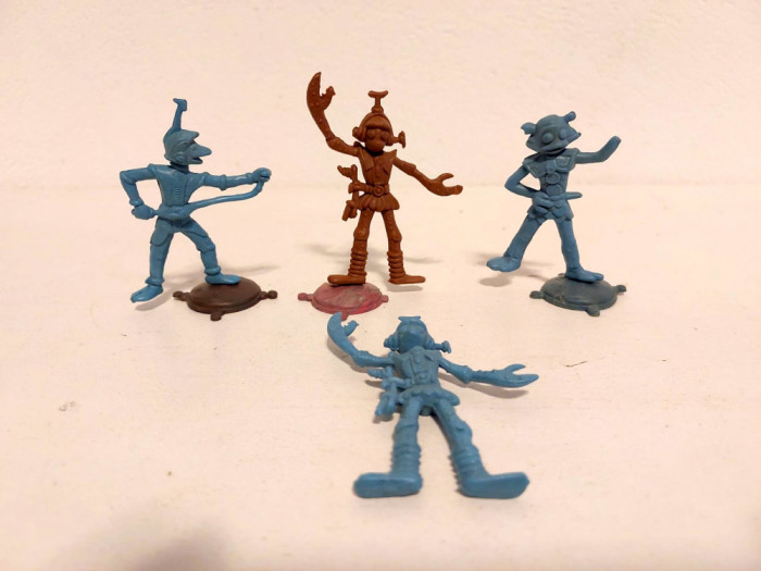 Lot 4 figurine vechi Exstraterestri, Roboti, Space Man, Oameni spatiu, plastic