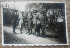 Ofiteri romani cu domnisoare si copil/ fotografie 1943 foto