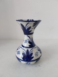 Vaza ceramica vintage, pictata manual, albastru pe fond alb, 15cm inaltime